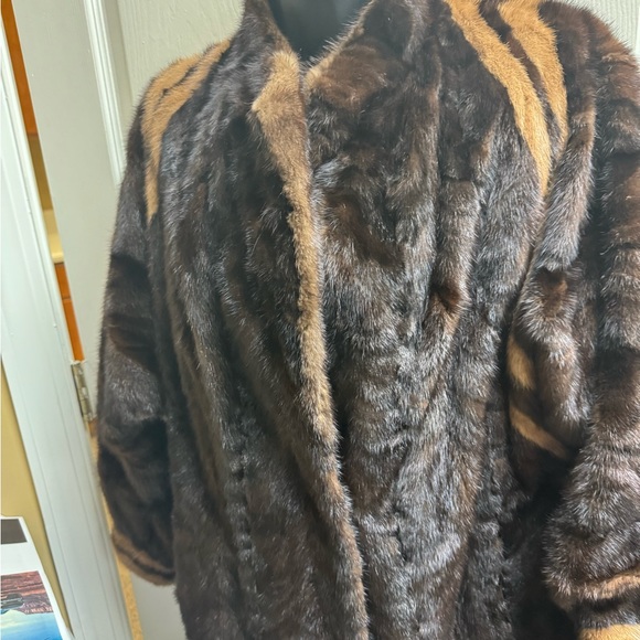 Light weight mink coat brow and Carmel. Size medium/large - Picture 3 of 12